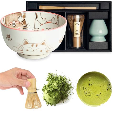 dizajnér: koláž zobrazujúca prípravu žihľavového výluhu a žihľavového čaju, vrátane zberu žihľavy a výsledných zriedených roztokov