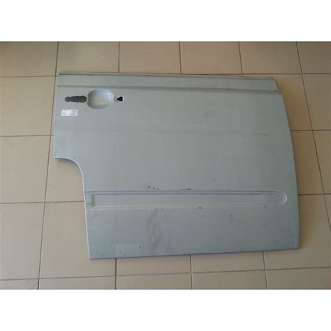 detail predných dverí s dvoma zipsami a rolovacieho okna