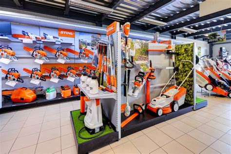 Ilustračná fotografia moderného záhradného centra alebo predajne záhradnej techniky.