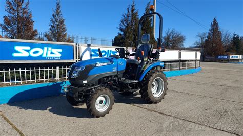 Fotografia traktora Solis v prevádzke na poli alebo vo veľkej záhrade.