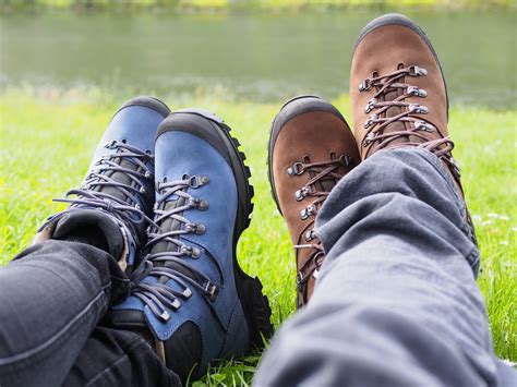 Koláž rôznych typov turistickej a športovej obuvi.