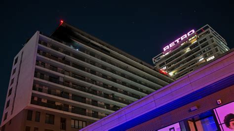 Pohľad na krajinu po požiari s obnovujúcou sa vegetáciou Yerba Santa