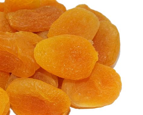 Detailný záber na sušené marhule rozložené na podnose