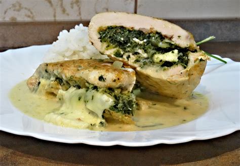 Ilustračná fotografia hotovej plnenej kuracej kapsy s broskyňou a mozzarellou