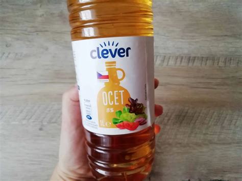 Fľaša s herbicídom na ničenie buriny