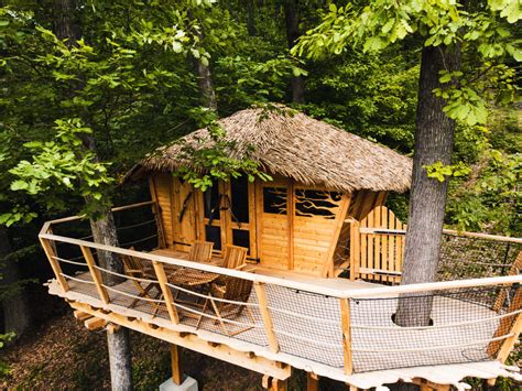 Fotografia hotového domčeka na strome s lanovou lavičkou