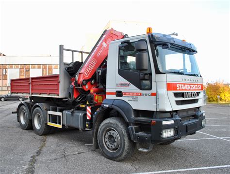 Ilustračná fotografia nákladného vozidla s hydraulickou rukou pri vykladaní sypkého materiálu na stavbe.