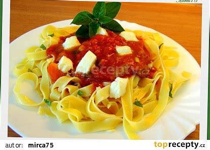 Tematické foto s čerstvou bazalkou v kuchyni