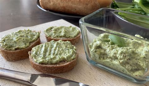 Fotografia nátierky z medvedieho cesnaku s Lučinou a parmezánom na chlebíku