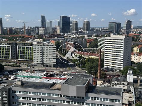 Panoramatický výhľad na Bratislavu z výšky s dominantnými budovami a riekou Dunaj