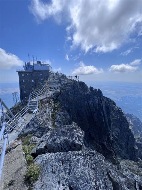 Lomnický štít a budova observatória s výhľadom na okolité štíty a oblaky