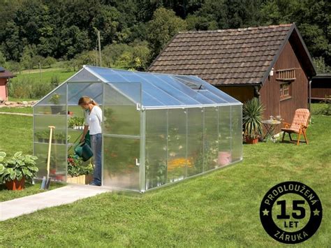 Záhradný skleník s rastlinami konope