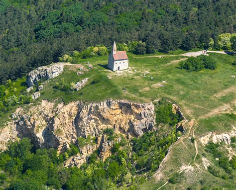 fotografia: dražovský kostolík s výhľadom na okolie