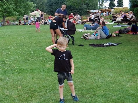 fotografia: dobovo oblečení ľudia na pikniku