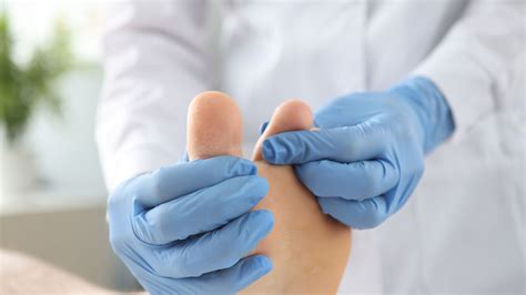 Diagram strihania vlasov nožnicami s prameňom medzi prstami