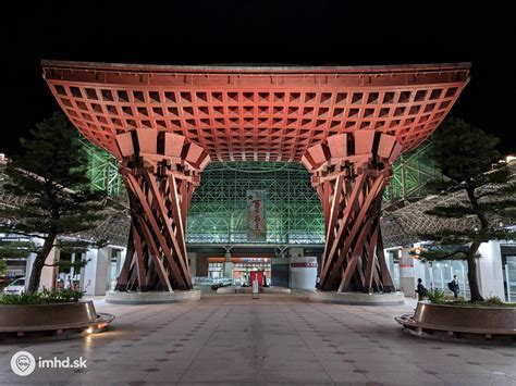 Ilustrácia žltých a bielych lepových dosiek s prilepeným hmyzom.