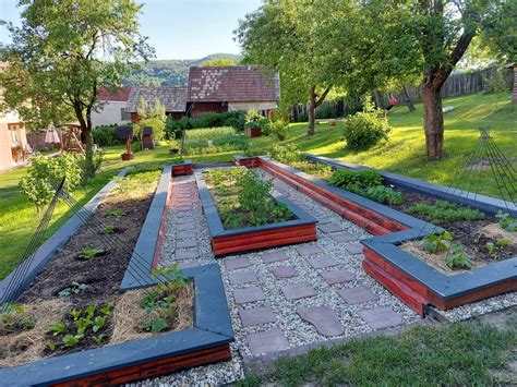 ilustračné foto: úvodný záber záhrady s vyvýšenými záhonmi a pareniskom