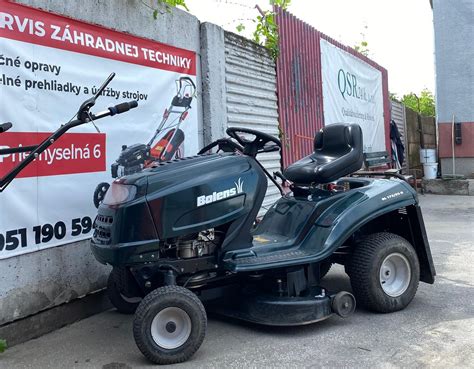 Tematická fotografia rôznej záhradnej techniky v záhrade