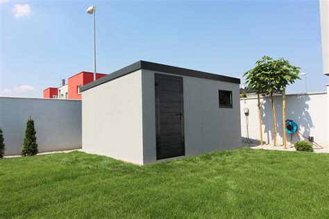 Fotografia spokojného zákazníka pri novom záhradnom domčeku