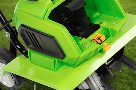 Ilustrácia porovnávajúca hĺbku záberu rotavátora a kultivátora.