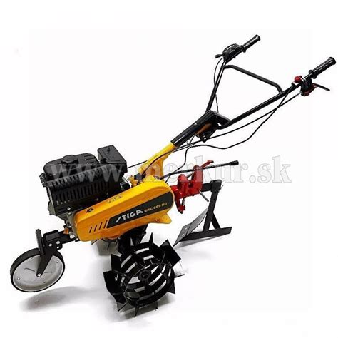 Fotografia benzínového rotavátora s pripojeným pluhom.