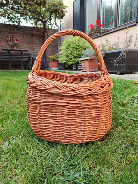 Ukážka rôznych výrobkov z vŕbového prútia, ako sú košíky a plotové dielce