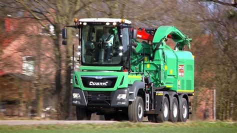 Štiepkovač pri zbere vŕbovej biomasy na poli