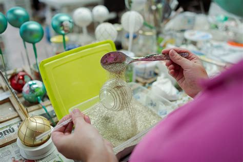 Ilustrácia postupných krokov na výrobu vianočnej gule so snežným efektom z papiera a plastovej gule