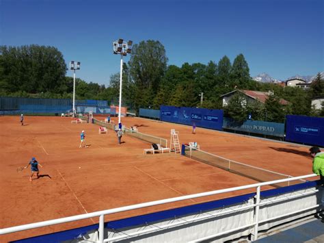 schéma špeciálneho postrekovača pre tenisové kurty s vyznačenými kritériami