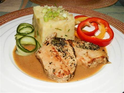 Tanier s krémovou hlivovou polievkou, ozdobený čerstvými bylinkami