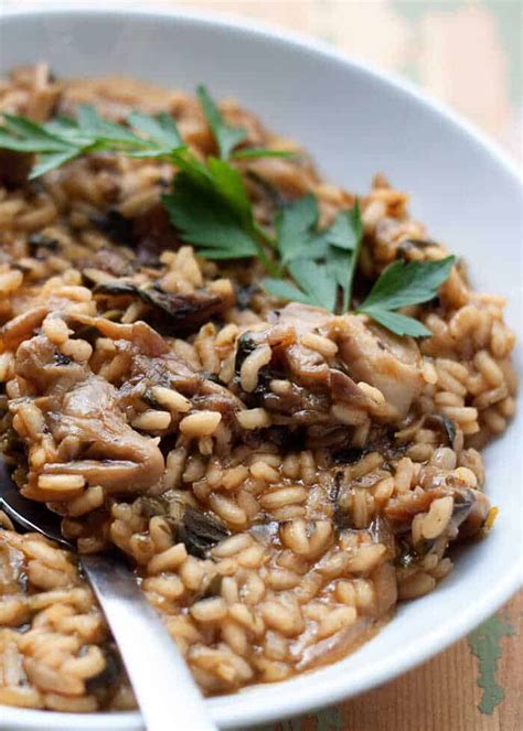 Servírované hlavné jedlo s hlivou ustricovou a ryžou alebo cestovinami