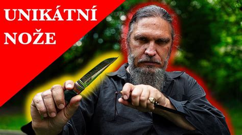 ilustrácia šťastného záhradkára s mladými rastlinkami v rukách