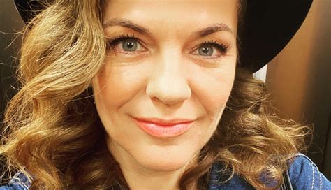 Schéma znázorňujúca rozdiel medzi orechom vypestovaným zo semena a štepeným stromom na podpníku