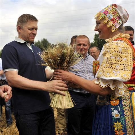 Tematické foto moderného poľnohospodárskeho postrekovača na poli