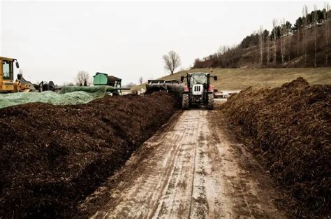 Kompostovacia kopa plná rastlinného materiálu