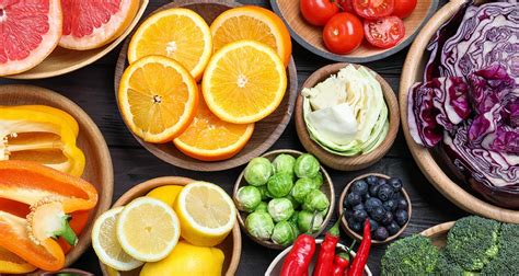 Ilustrácia znázorňujúca rôzne vitamíny a minerály obsiahnuté v červených ríbezliach