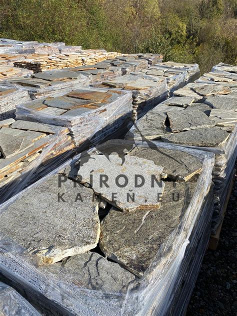 Koláž rôznych povrchov pre vjazd: zámková dlažba, zatrávňovacia dlažba, makadam, prírodný kameň