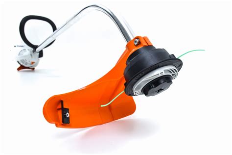 fotografie rôznych typov kosačiek (elektrická, akumulátorová, benzínová, strunová)