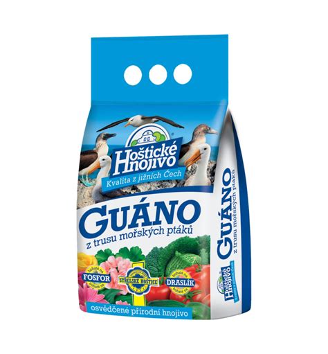 záhradník aplikujúci granulované hnojivo okolo rastlín