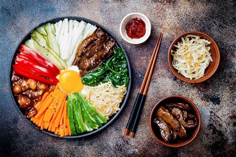 Základné kórejské jedlo s ryžou, polievkou a prílohami (banchan)