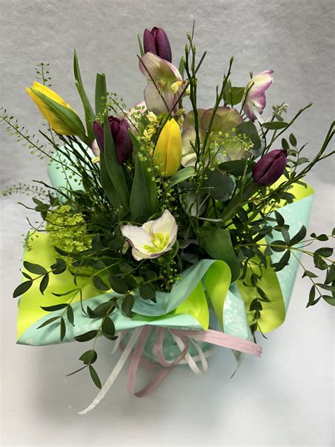 Čerstvá kytica z hrachoru vo váze