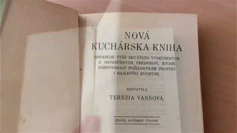 Ilustrácia starožitnej kuchárskej knihy s otvorenou stránkou receptu