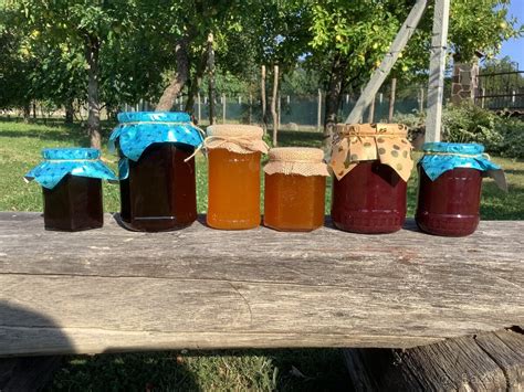 foto: rôzne produkty z drieňa (džem, sirup, destilát)