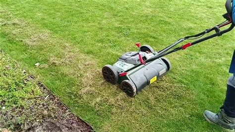 jarná údržba trávnika s aplikáciou hnojiva