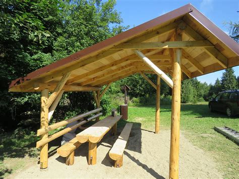 ilustračné foto: dôvody presádzania stromu, napr. nový prístrešok, zmena dizajnu záhrady