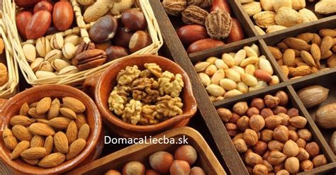 Rôzne druhy vtáčích semien a orechov v kŕmidle