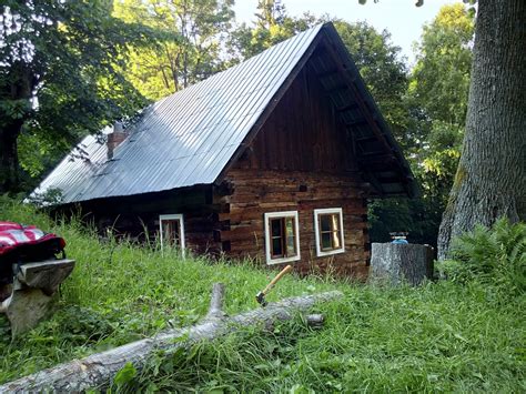 Fotografia útulného domčeka v lese s možnosťou pozorovania hviezd