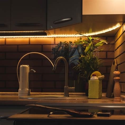 Ilustrácia rôznych techník ohýbania LED pásikov do rohov