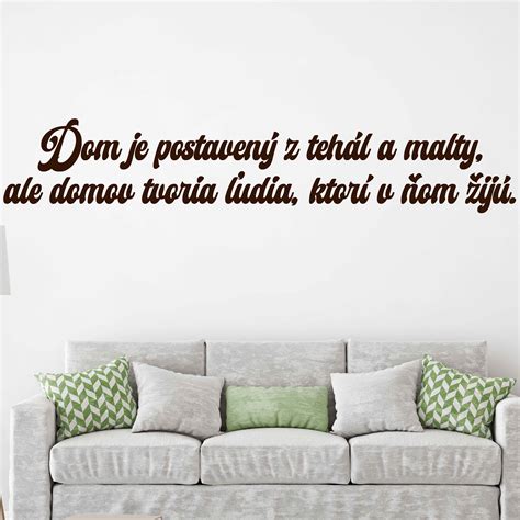 Detailný pohľad na navlečené fľaše bez dna na kovovej tyči, ktoré tvoria stenu skleníka