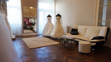 Interiér svadobného salónu MaBelle s vystavenými exkluzívnymi modelmi svadobných šiat
